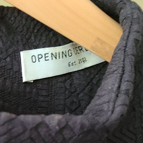 Pleated black structured dress - Picture 3 of 8